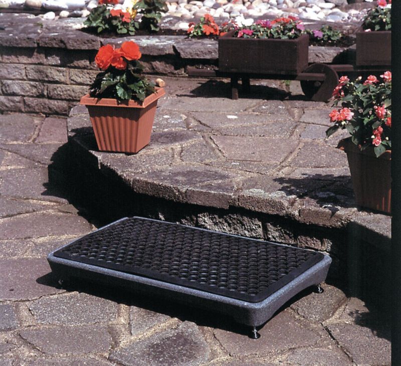 This half step is perfect for outdoor use